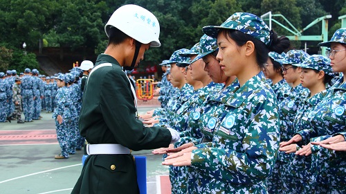 督察部对新生进行军容风纪检查2.jpg